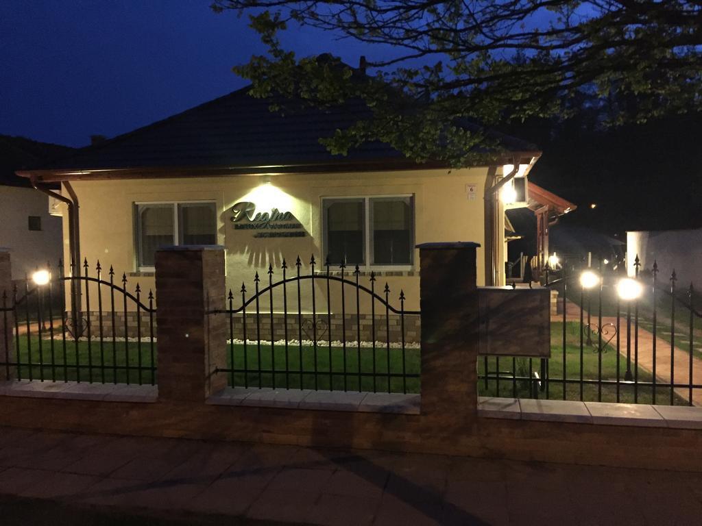 Regina Delux Apartman Jula Exterior foto